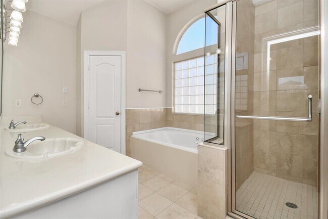 Building Photo - 833 Rosine St