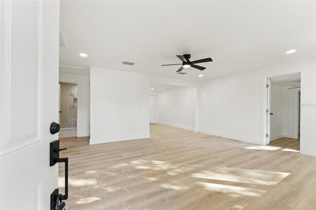 Building Photo - 8719 N Ola Ave