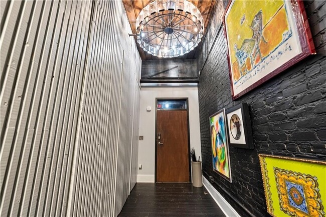 Building Photo - 320 Peters St SW