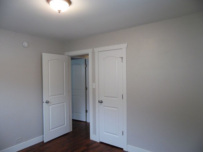 Building Photo - 2813 Henderson Dr