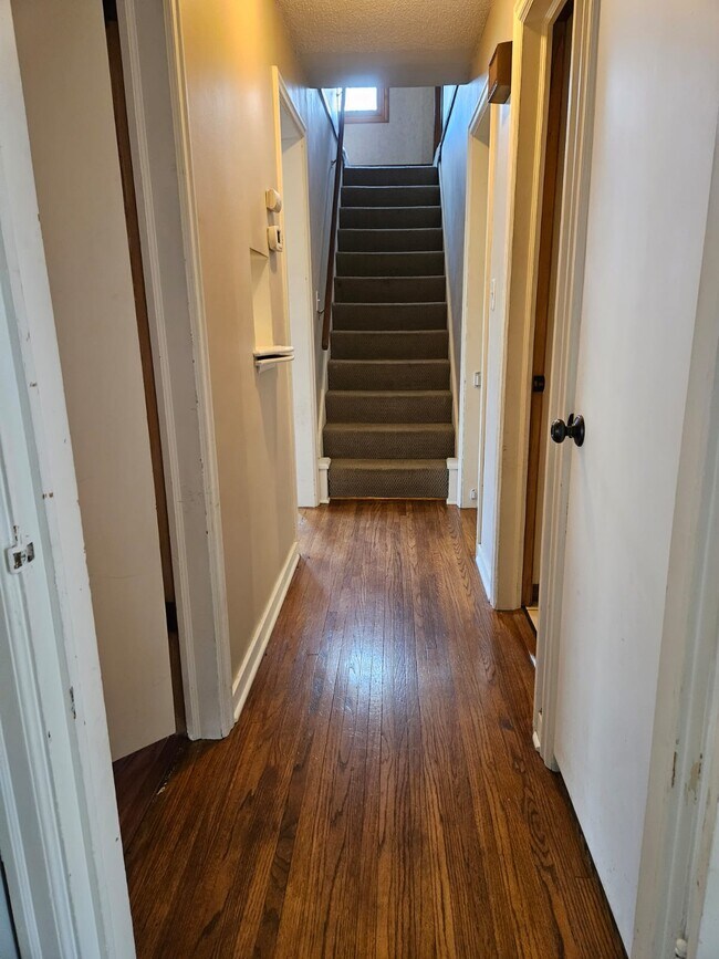 Building Photo - 215 Tyler Ave