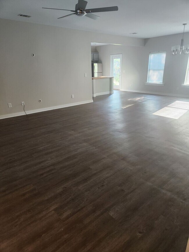 Building Photo - Nice 3 Bed 2 Bath House! Available Now!
