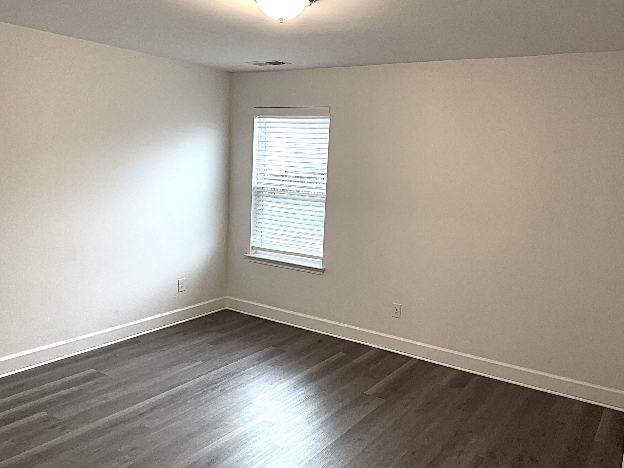 Building Photo - 5702 Lakemont Dr