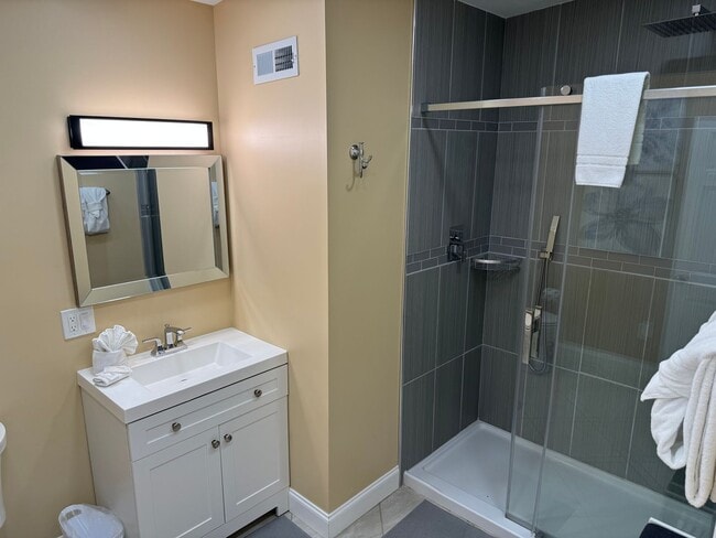 Building Photo - MOVE IN READY!!!!