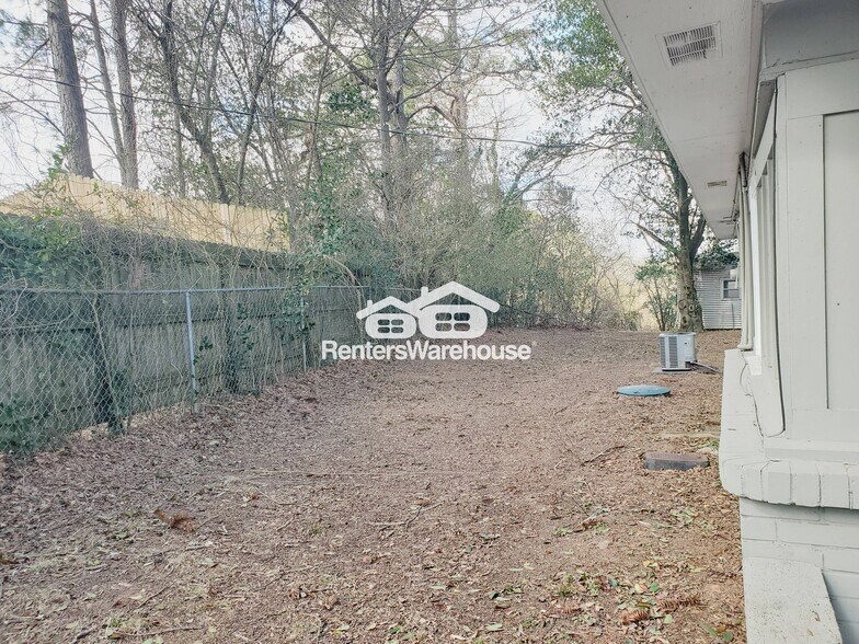 Building Photo - 1290 Chapel Dr