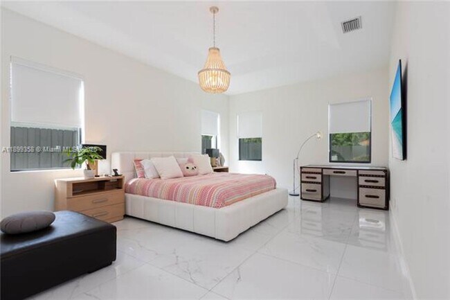 Building Photo - 17320 SW 92nd Ct