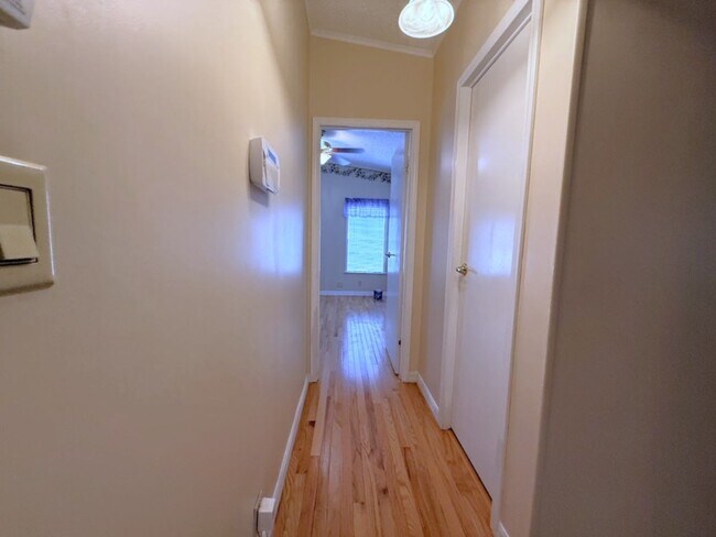 Building Photo - Large and Spacious 2/2 on near half acre NO HOA!