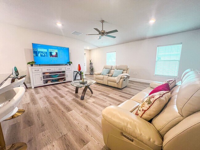 Building Photo - Beautiful 3 Bedroom Home with Pond View & No Rear Neighbors