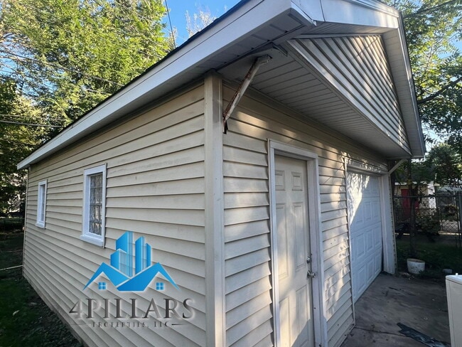 Building Photo - "Charming 3-Bedroom Home with Spacious Lay...