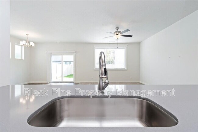 Building Photo - 3098 N Lochness Ave