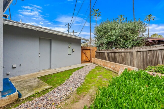 Building Photo - 9351 La Suvida Dr