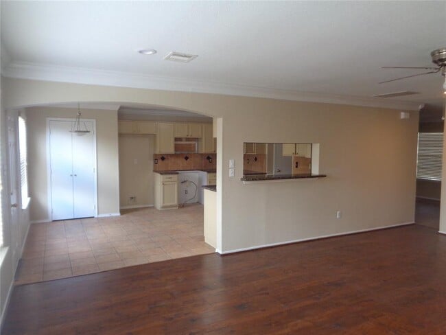 Building Photo - 15514 Baxter Ave