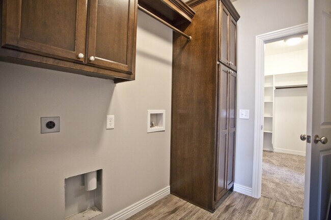 Building Photo - ***1004 Taylor Lane***