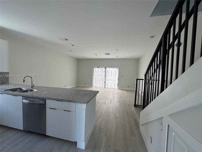 Building Photo - 5736 Tyler St