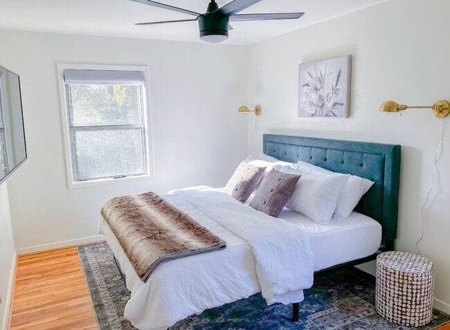 Building Photo - Modern 4 bed/2 bath with Mountain Views and a Fenced Backyard