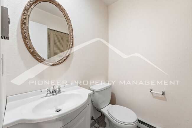 Building Photo - Charming Townhouse with Washer/Dryer and 1-Car Garage