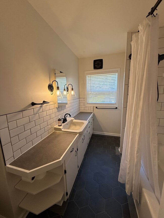 Building Photo - Newly Remodeled 3 Bed/2 Bath in North Bend