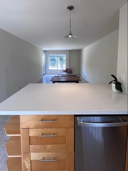 Building Photo - 1615 West Ave