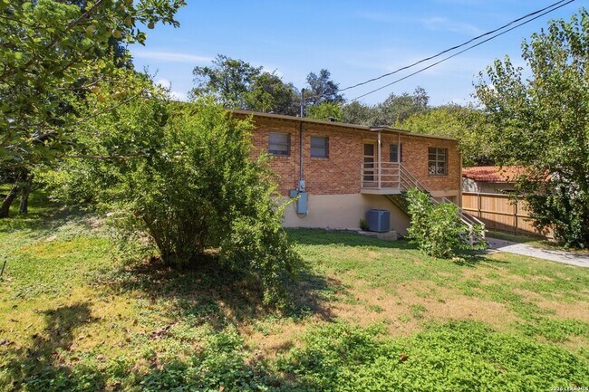 Building Photo - 207 Canyon Dr
