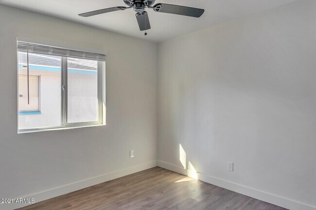 Building Photo - 2333 E Paradise Dr