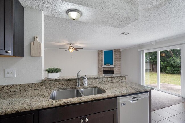 Building Photo - 2204 Silver Spur Dr