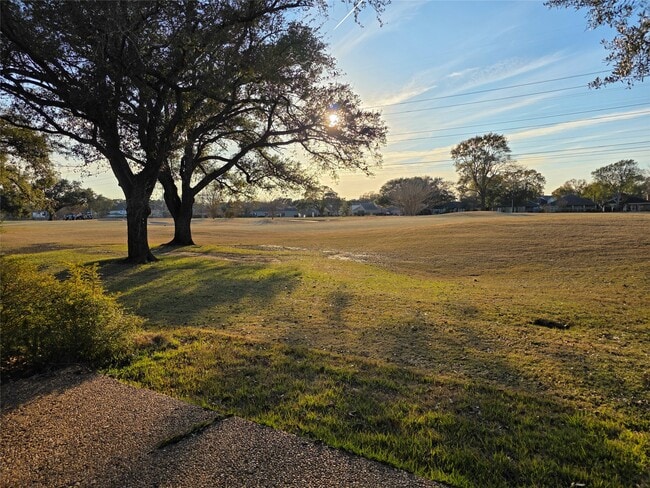 Building Photo - 406 Fox Briar Ln