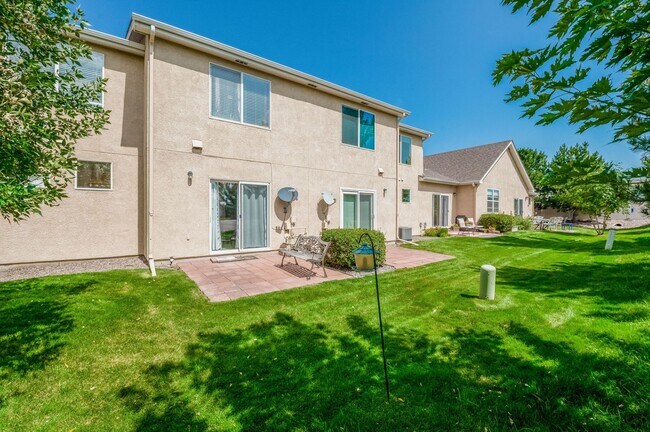 Building Photo - Relaxing townhome in Monument Villas