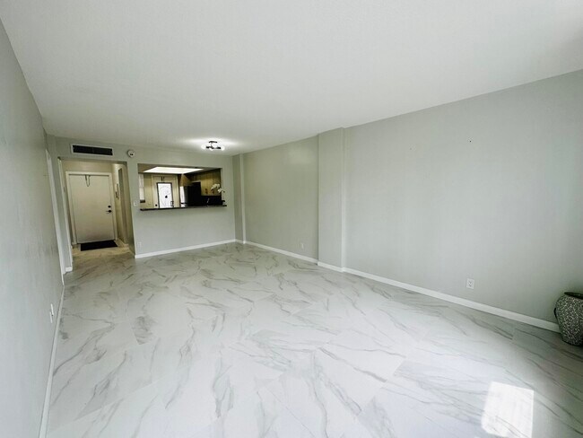 Building Photo - 1333 E Hallandale Beach Blvd