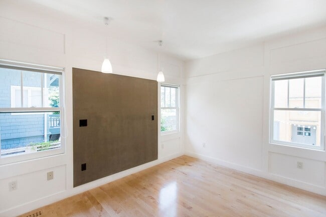 Building Photo - Sunny Apartment in Elmwood Neighborhood