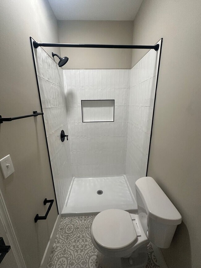 Building Photo - Newly Renovated 4BR/2BA Family Home in Win...