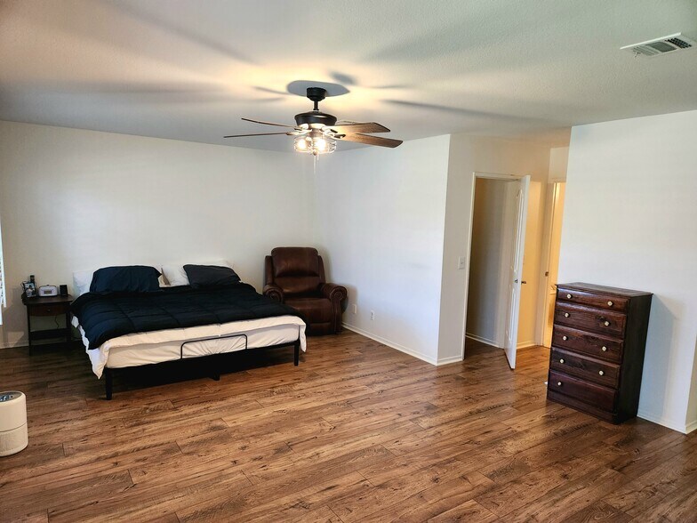 Building Photo - 39850 Regency Way