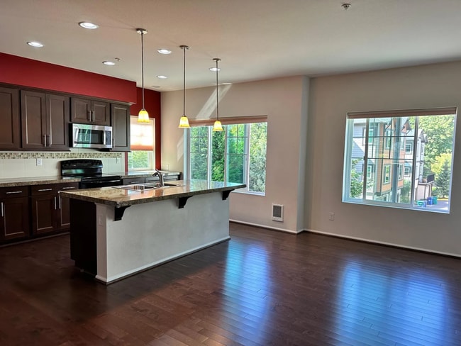 Building Photo - Bright & Modern 3BR Redmond End-Unit Townh...