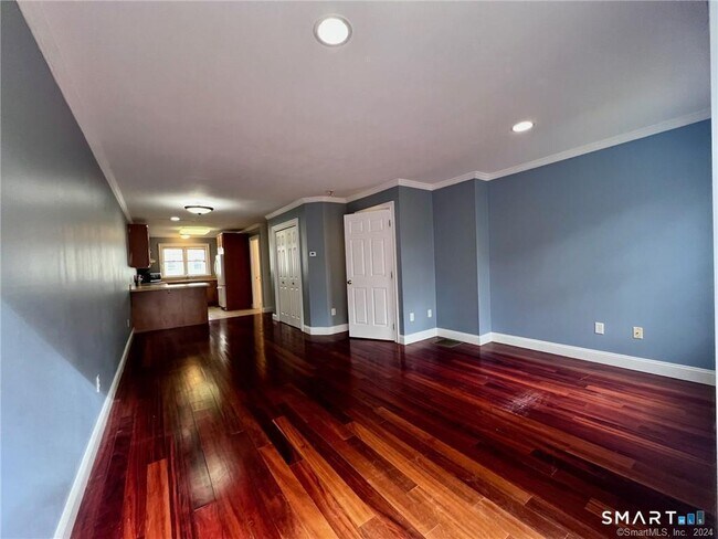 Building Photo - 527 W Thames St