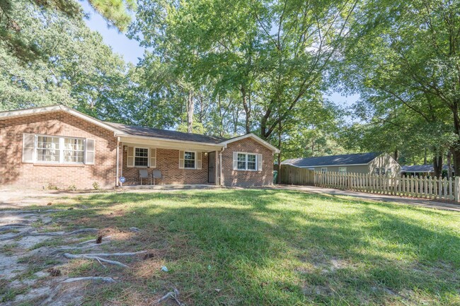 Building Photo - MOVE IN READY Apartment near College Drive...