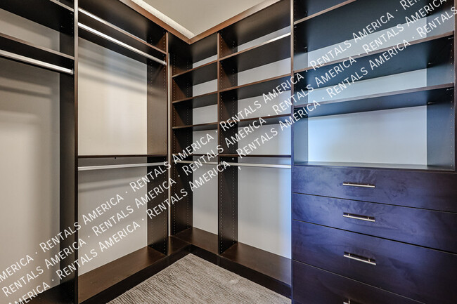 Building Photo - 3090 S Jasmine Dr