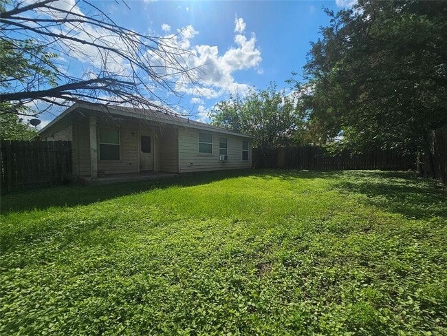 Building Photo - 130 Star of Texas Dr