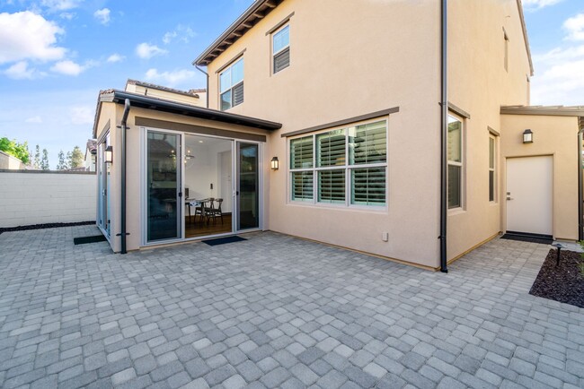 Building Photo - Thoughtfully Renovated 3 Bed, 2.5 Bath Sin...