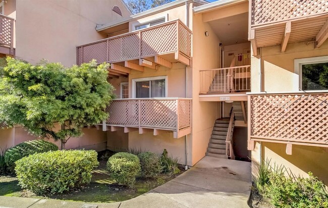 Building Photo - 1021 San Luis Cir
