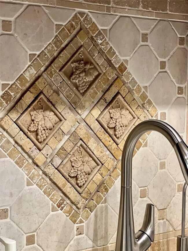 Building Photo - 2100 Tanglewilde St