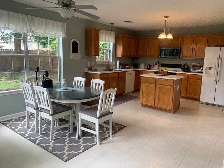 Charming 3 Bedroom 2.5 Bath in Coveted Neighborhood. Large Eat-in Kitchen and Fenced Backyard. - 9027 Tarrington Ln