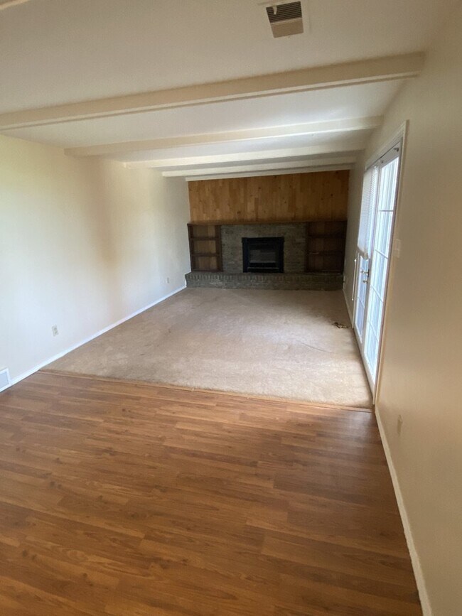 Building Photo - AVAILABLE IMMEDIATELY! Five bedroom house ...