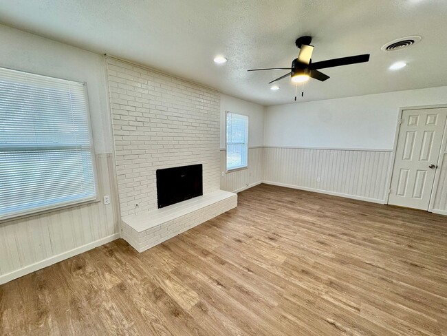 Building Photo - Newly Remodeled 3 bed 2 bath