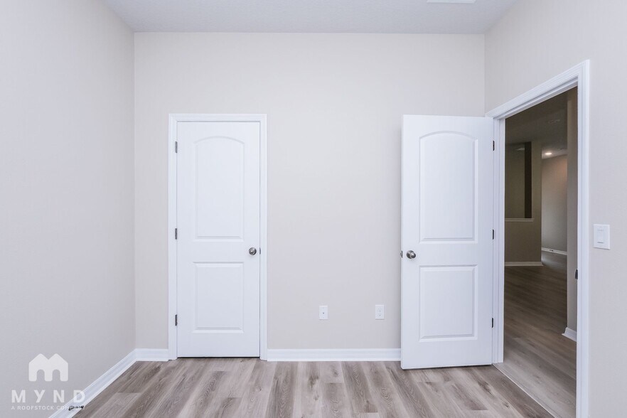 Building Photo - 5530 Silver Sun Dr