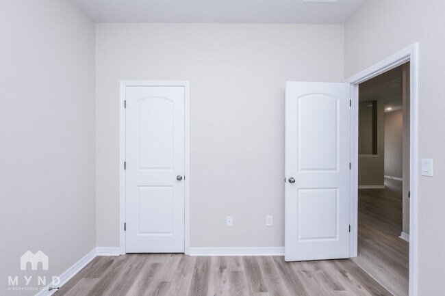 Building Photo - 5530 Silver Sun Dr