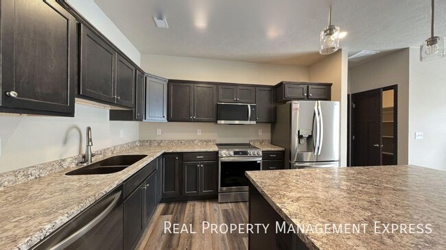 Building Photo - 5911 S Whisper Creek Pl