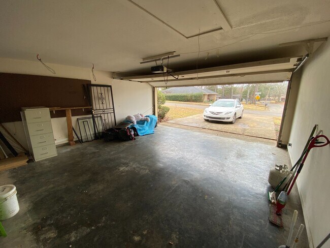 Building Photo - Great 3 bed 2 bath for Rent in Brandon 042!
