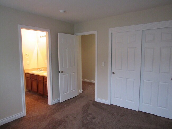 Building Photo - Rare Bradburn Single Family home including Carriage house