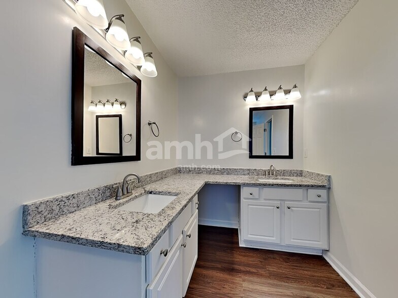 Building Photo - 582 Lullingstone Dr SE