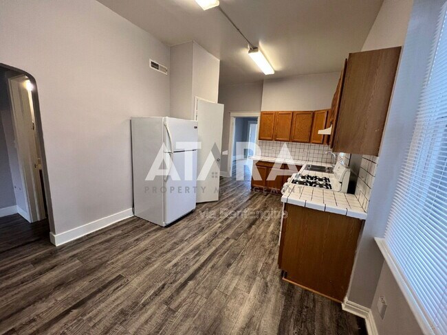 Building Photo - 254 Fern Ave N