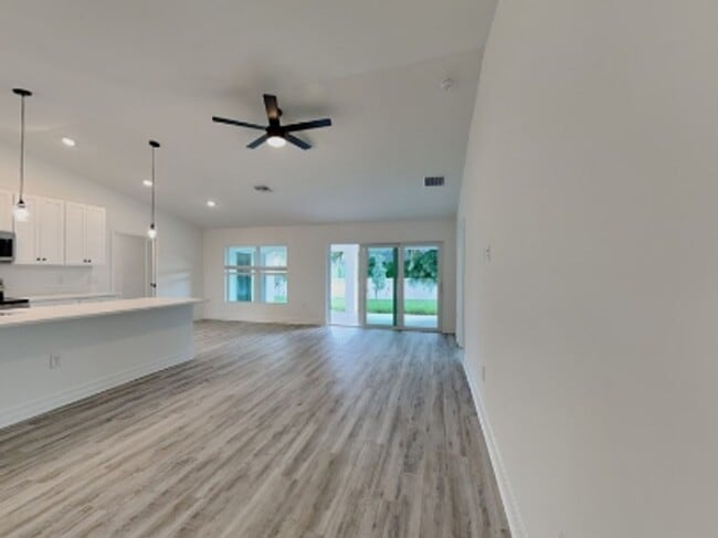 Building Photo - 220 Ne-31 Ter